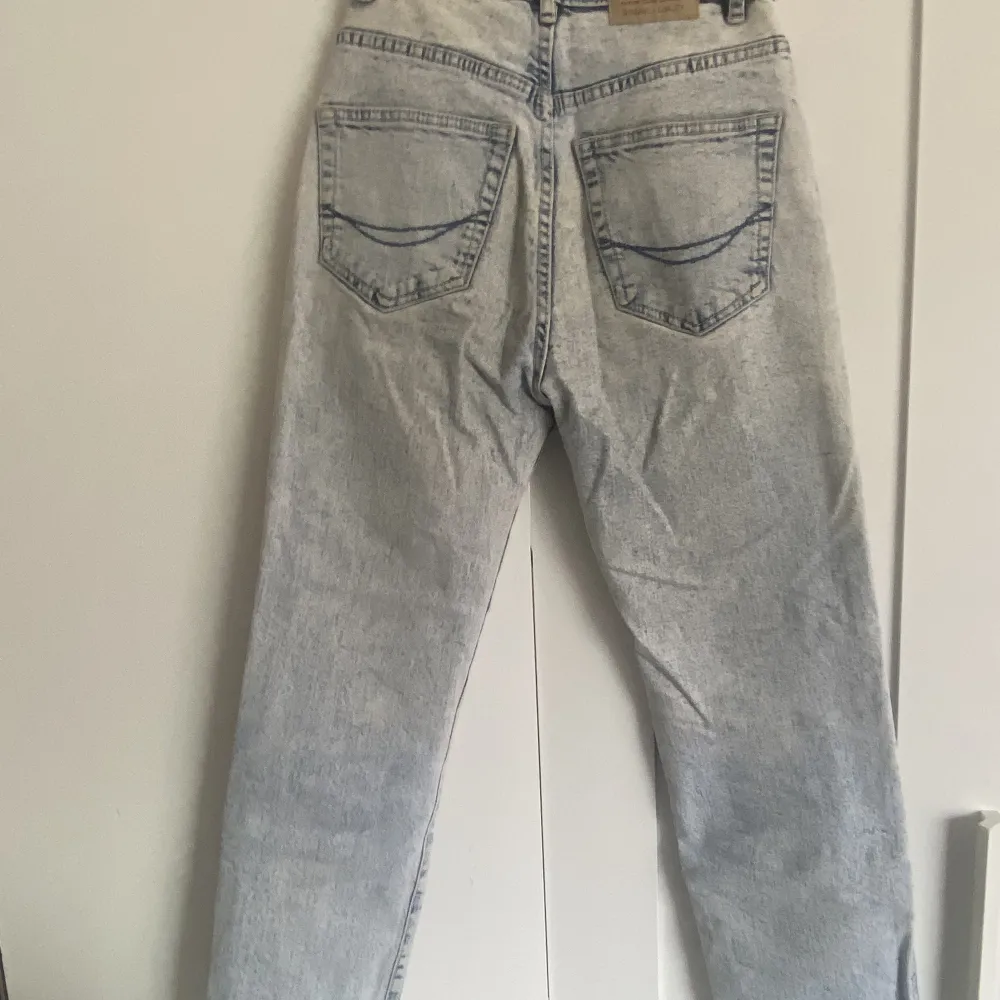 Highwiasted jeans med ljus tvätt. Mom jeans. Jeans & Byxor.