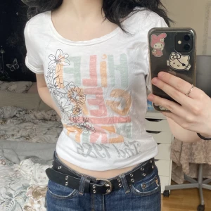 tommy hilfiger t-shirt - super söt tommy hilfiger t-shirt🌸tror den är vintage men ändå i super fint skick!🙌 skriv privat för frågor🫶strl M men sitter fint på S-XS med🥰obs: den är uppvikt i bilden‼️