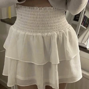 Kjol - Säljer denna jätte fina kjol som inte kommer till användning längre. (1a bilden är lånad!!)