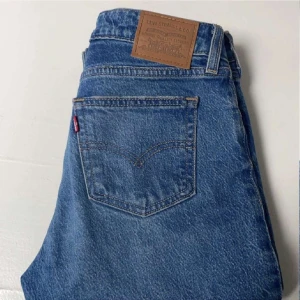 Levis jeans - Säljer dessa Levis low pitch straight jeans som är i fint skick! Köpt second hand och passade tyvärr inte mig. Pris kan diskuteras:)