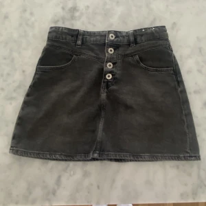 Gullig jeans-kjol🖤 - Fin jeans kjol i gott skick, strlk 158 men passar nästan mig som är 172 så skulle passa nån runt 1,60❤️ Köparen betalar frakt. Använd fåtal gånger och säljer pga av att jag växt ut den.