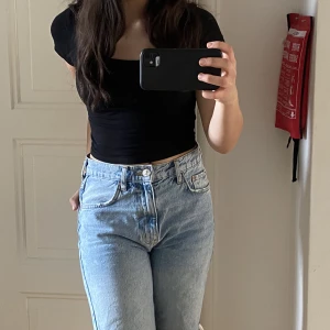 jeansshorts från gina - Säljer mina jeansshorts som går ner precis till knäna! Så snygga inför sommaren och de är i toppskick då jag knappt använt dem. Tveka inte att höra av er vid frågor/funderingar 🫶🫶