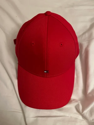 Tommy Hilfiger Keps - Fint Skick - Använd ett par gånger, skulle säga 3 gånger. Säljs pga tyckte inte om hur den ser på mig.