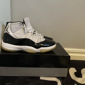Jordan 11 Concord  - Skriv för mer bilder eller info   Jordan 11 Concord (2018) -Size 9/42,5 -Cond 7/10 tecken på användning 