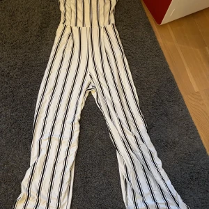 Byxdress - Säljer denna superstat byxdressen ifrån Bershka. Den är kort i benen för mig och får inte användning för den, det är jättesynd för att jag tycker att den är super super fin. Storlek: XS