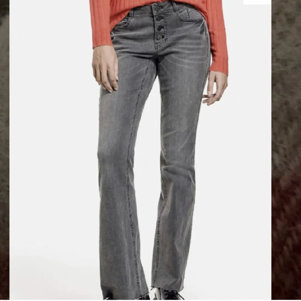 Snygga lågmidjade gråa jeans  från taifun i boot cut modell, säljer oga att de ej kommer till använding längre! Bra skick och stretchigt material💖Helt slutsålda! Nypris ca 1000!💖. Jeans & Byxor.