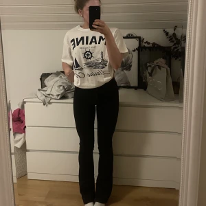 Bootcut jeans - Jätte fina svarta bootcut jeans i fint skick, säljer pga av för små.🥰i storlek Xs men skulle säga Xs/s
