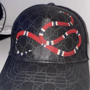 Gucci keps  - Storlek Medium köpt i somras från hemsidan. Nyskick då den aldrig används.