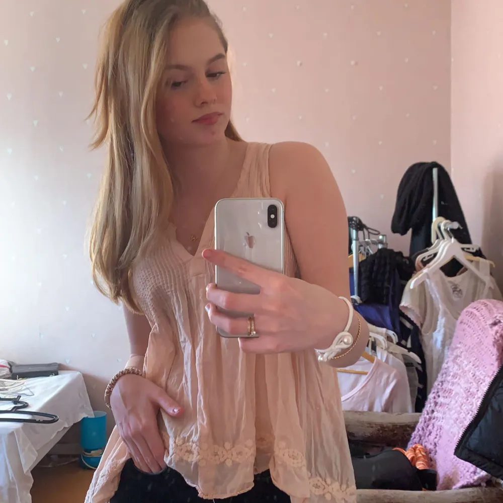 min älskade odd molly blus som tyvärr inte används längre😔 superfin ljusrosa färg, perfekt nu inför våren och sommaren💓💓 skulle säga att det är en stor XS / vanlig S. Puserot.
