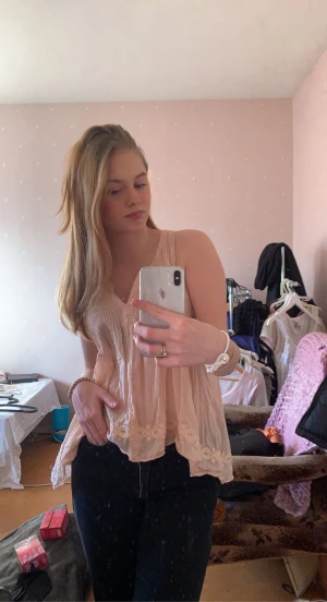 Äkta odd molly tunika/blus - min älskade odd molly blus som tyvärr inte används längre😔 superfin ljusrosa färg, perfekt nu inför våren och sommaren💓💓 skulle säga att det är en stor XS / vanlig S