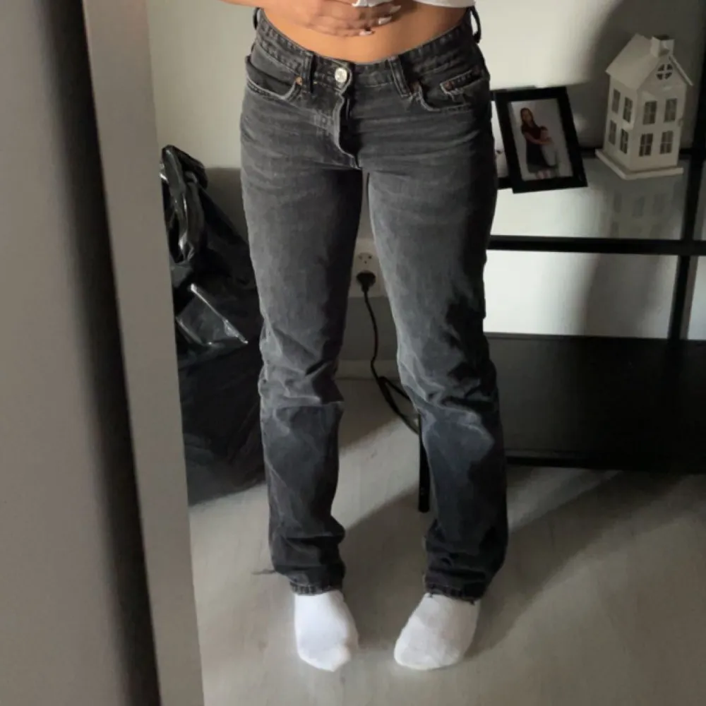 Super snygga jeans från zara som är helt slutsålda, som aldrig används längre. 💗. Jeans & Byxor.