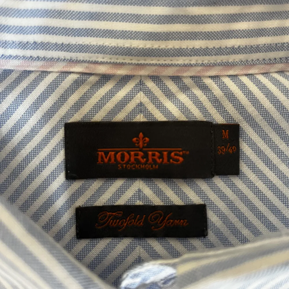 Skjorta från Morris Blå- och vitrandig | Storlek: M | Använd men i bra skick.. Skjortor.