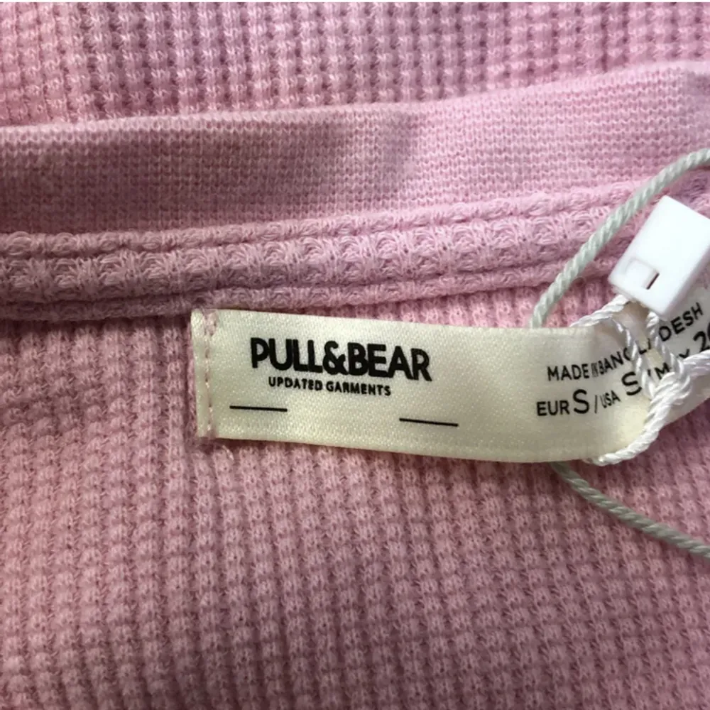Säljer vidare denna rosa T-shirten från Pull&Bear som jag köpt på Sellpy då den är för liten för mig. Den har inga tecken på användning. Tryck gärna på Köp Nu!. T-shirts.