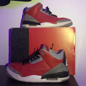 Air Jordan 3  - Tjena! Nu säljer jag mina tvär feta Air Jordan 3 retro SE red!💪🏽 Har tröttnat lite på de o känner att de förtjänar en ny ägare! 8/10 kvalite, pga ett litet hål inuti högre skon, men inget som märks! Hör av vid funderingar!💯 Nypris ca 2600. ÄKTA.