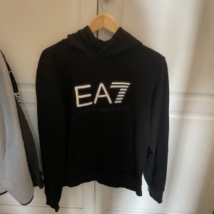 EA7 Hoodie - Tjena!  Säljer den här snygga EA7 Hoodie som är i topp skick! Tveka inte att skriva vid frågor