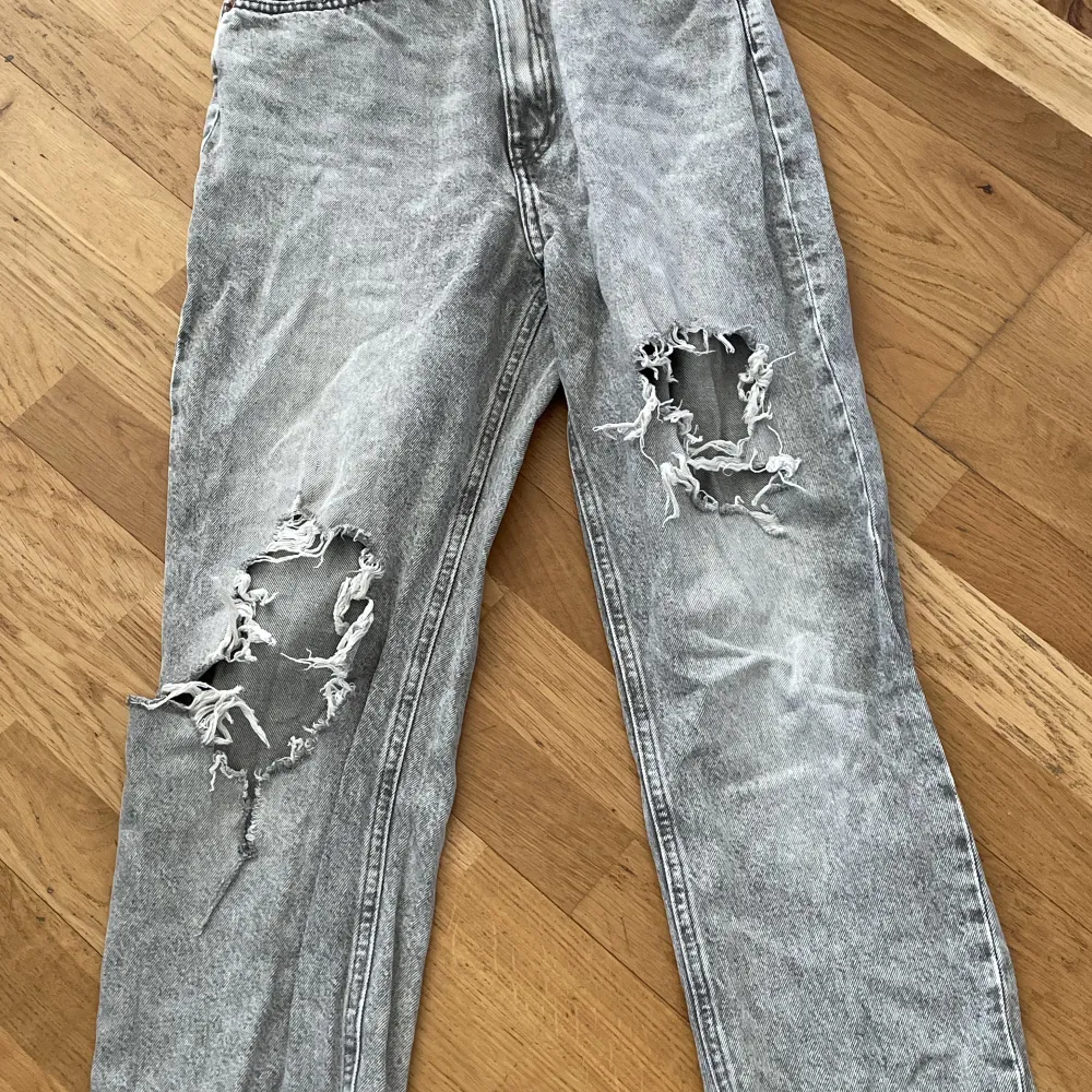  gråa over size jeans och priset går att diskutera från H&M storlek 36. Jeans & Byxor.