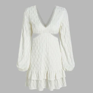 Studentklänning  - Säljer denna otroligt fina klänningen från Cider som är perfekt till studenten. Den är helt slutsåld på hemsidan. Helt oanvänd och säljer för att den är för liten för mig och kan inte skicka tillbaks den.