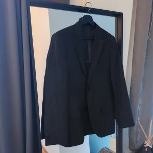 Kavaj  - Kavaj i tunt linnematerial. Köpt secondhand, använd fåtal gånger men passade tyvärr inte mig så bra (jag är 156 cm och den var för lång). Går in i midjan, slim fit. Vadderade axlar.  Skulle säga att storleken är oversize S till normal M.