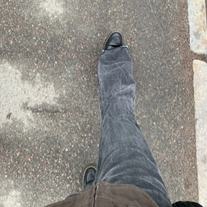 Lee Bootcut jeans - Ett par snygga svarta/gråa Lee Bootcut jeans som från början var straight men som jag sytt om till Bootcut. Det är ett litet hål där jag sytt men inget som syns vid användning och som lätt kan fixas. Skulle säga att dem passar 32/32.