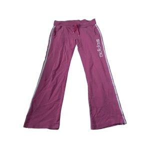 Lågmidjade adidas byxor  - Lågmidjade adidas byxor. Kontakta vid intresse <3