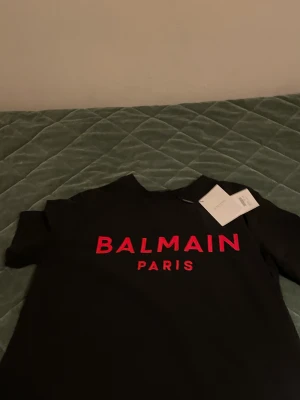 Äkta balmain tröja - Köpt för 2000kr helt ny med tag, och allt har till och med påse, passar inte på mig därför väljer att sälja, Strl S/M säljs för 1000kr plus är perfekt för sommaren