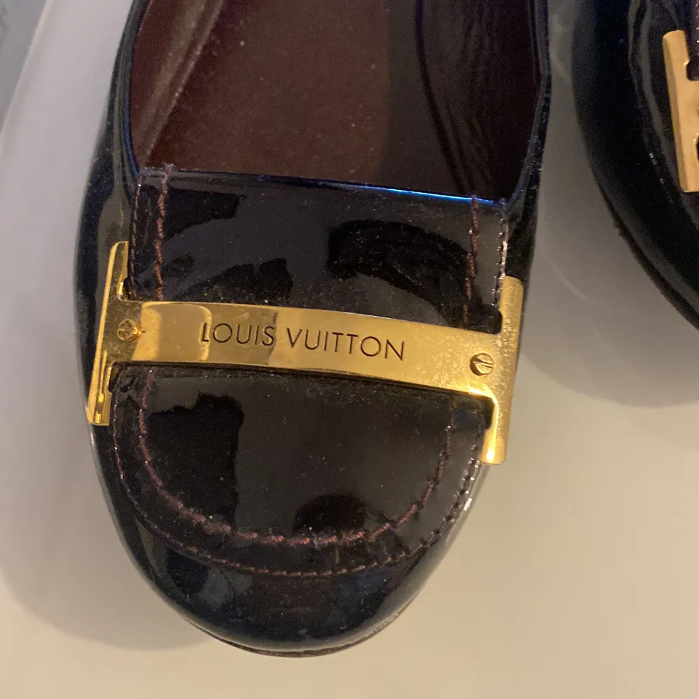 Säljer ett par Louis Vuitton skor som har till hört min mamma. Dem är använda en gång. Hon vill sälja dem efter som att hon inte har en så stor användning av dem.Numret på 3 bilden bevisar att det är äkta. Ol ni har frågor och annat skriv gärna till mig.. Skor.