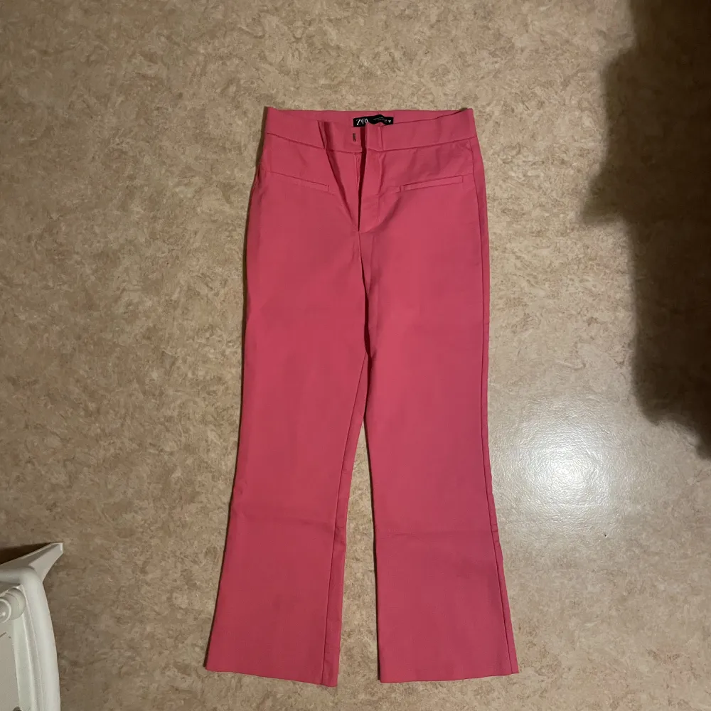 Säljer de här jätte snygga rosa byxorna från zara då jag endast använt de 1 gång💕De är små i storleken så jag fick gå upp en storlek då jag oftast har S. 299kr ordinarie, säljes för 100kr +frakt. Jeans & Byxor.