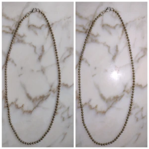 Kulkedja/halskedja/halsband - mässingsfärgad - ca 58 cm lång - Halsband i metall, ca 58 cm långt. Mässingsfärgad kan man säga (färgen skiftar lite). Kedjan är gammal och har inte putsats så den har en lite rustik look 🤎