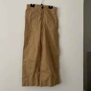 Beiga byxor - Snygga beiga byxor från bershka strl 36