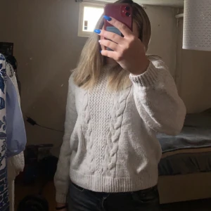 Beige stickad tröja  - Säljer min gosiga stickade tröja då den blivit för liten. Inga defekter. Storlek M, men sitter mer som s💕