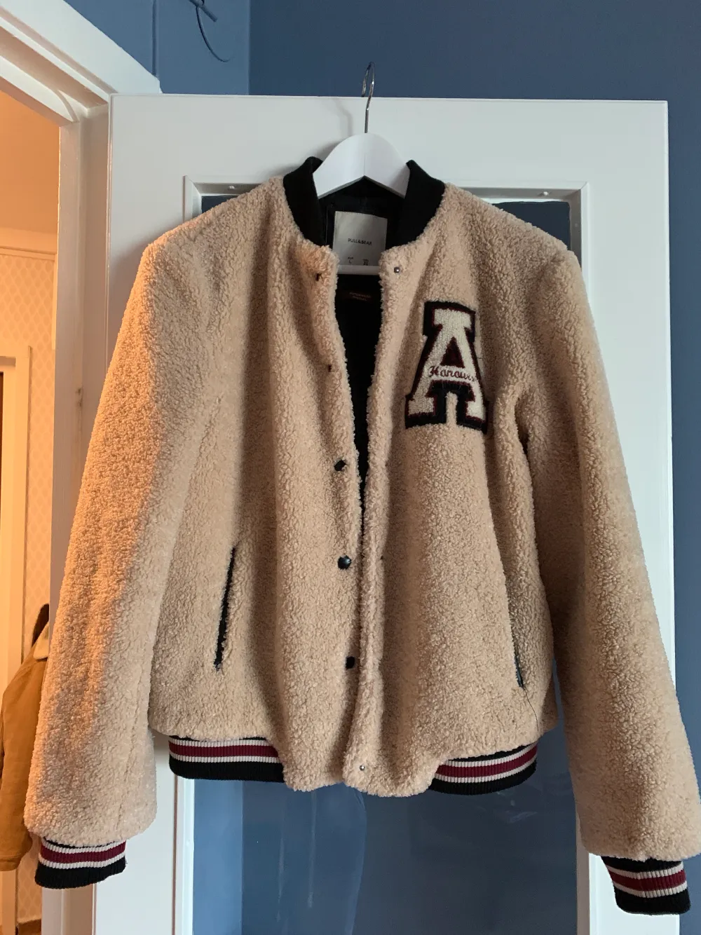 very good condition, size L but fits me a bit oversized as a S/M. fluffy with a quilted inside. has two pockets and buttons up. bought for 500sek if i remember correctly . Jackor.