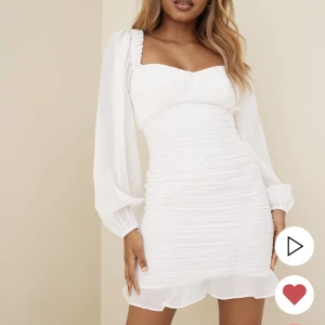 Klänning  - Klänning från Nelly i storlek 36. Perfekt till studenten. Aldrig använd med lappen kvar. 