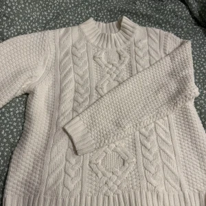 Stickad tröja - Vit stickad tröja från lager 157. Knappt använd. I fint skick. Köpare står för frakten. 