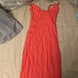 Jättesöt Korallrosa klänning, väldigt stretchig och knappt använd 