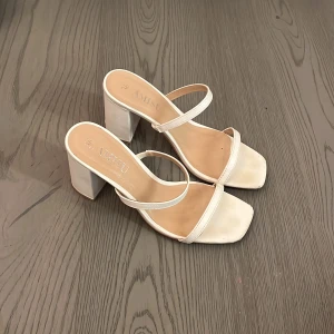 Klackskor - Säljer dessa fina vita klackskor som är använda 1 gång❤️‍🔥