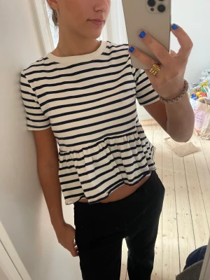 Zara tröja - Super söt topp från zara💗 väldigt bra skick och endast använd ett par ggr. Säljer pga att den inte kommer till användning. Köparen står för frakt💗