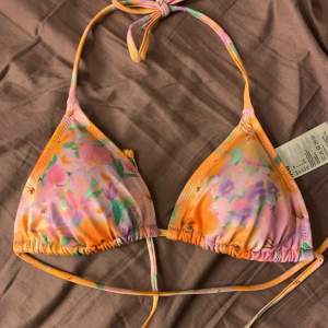 En helt oanvänd bikinitopp köpt på hm, säljer då den inte kommer till användning💕 superfint skick och jättefina färger som är perfekt till sommaren