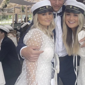 Vit klänning - Superfin klänning som passar till student eller skolavslutning! Säljer pga för liten för mig, är endast testad!