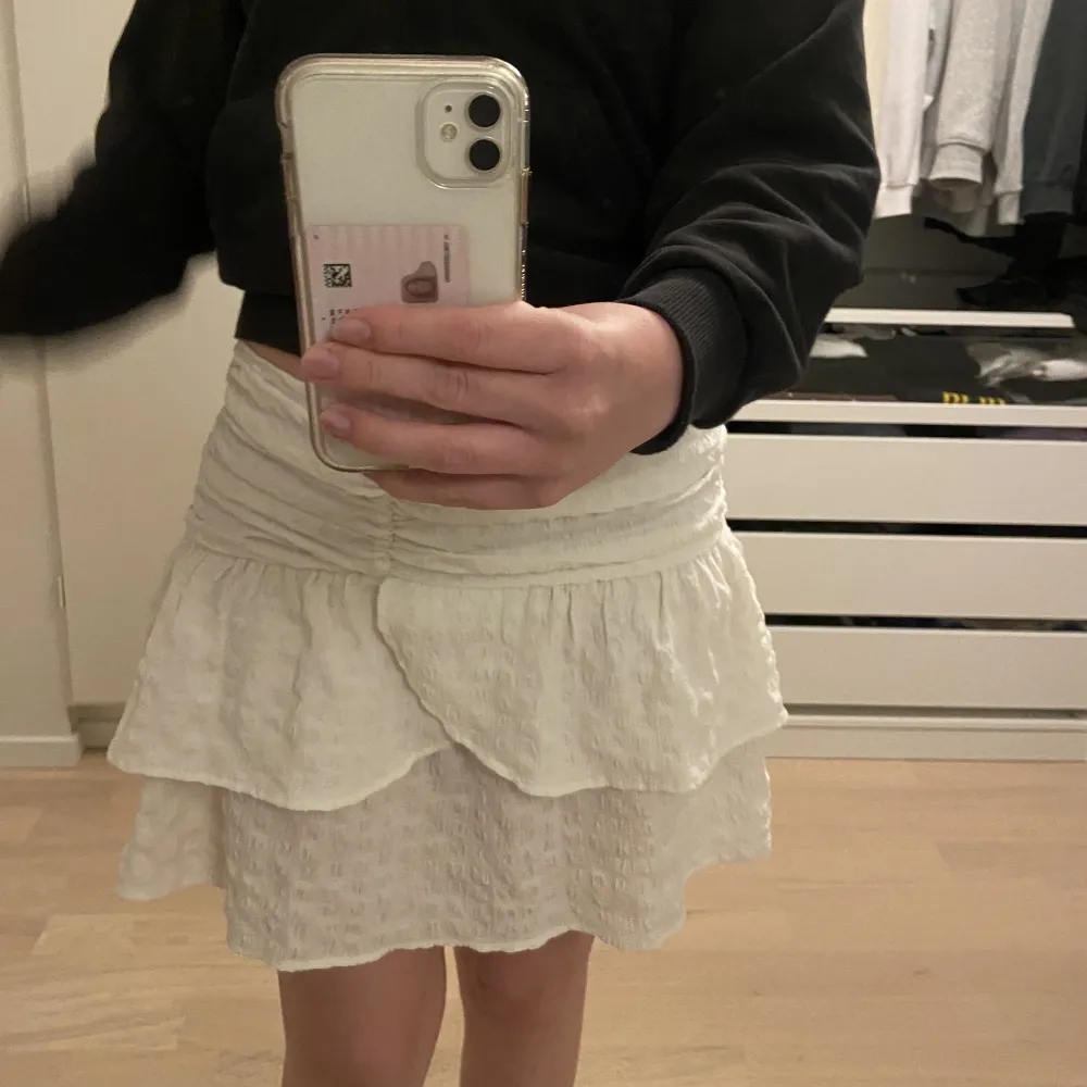 Säljer min älskade kjol som jag tyvärr inte får användning för längre! Liten i storleken 💕. Kjolar.
