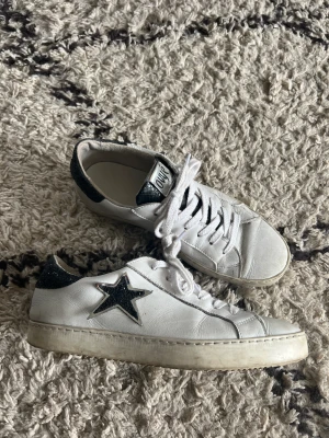 Stjärn skor  - Säljer dessa super snygga skor då de inte kommer till användning⚡️Köpta på mallorca så har inte koll på märket!💕 (obs de ska se slitna ut, är köpta så) skriv vid frågor och intresse!💖