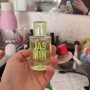 Sephora - Säljer en somrig parfym av doft av blommor👍gott att ha på sig vid sommaren. Nypris var 300