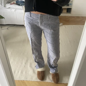 Lågmidjade linnebyxor  - Perfekta utsvängda lågmidjade linnebyxor i en ljusblå färg! Dem är i perfekt skick, men lite skrynkliga😜💞 Jag är 172 cm och de når marken på mig!