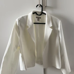 Vit kavaj - Vit lite kortare kavaj i stl M. Var tänkt att ha tidigare år på studenten men blev inte så. Aldrig använd. 300 ink frakt