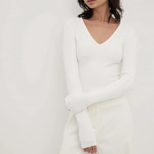 Vit ribbad tröja - V ringad fram och bak från nakd. Jätte fin men kommer tyvärr inte till någon användning! Fin till sommaren osv