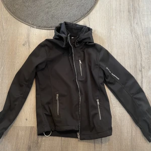 Ridjacka - Väldigt tunn ridjacka. Storlek 158/164 men passar även mig som har S. Tvättas innan köp. Köparen står för frakt. 