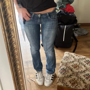 Big star jeans  - Så snygga lågmidjade jeans från Big star som sitter jätte snyggt. Tyvärr är det något för små för mig. Priser kan diskuteras 