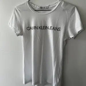 T-shirt från Calvin Klein💓 Storlek S Knappt använd ✨Köparen står för frakt✨ 