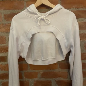 Kroppad hoodie  - Vid kroppad hoodie i bra skick. 