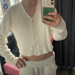 Kofta - Säljer denna fina koftan som inte kommer till användning. Använd 2-3 gånger så den är i sjukt bra pris! Kontakta för fler bilder