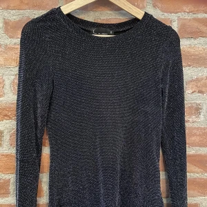 Glittrig tröja  - Silverglittrig svart tröja i bra skick. Perfekt till nyår. 